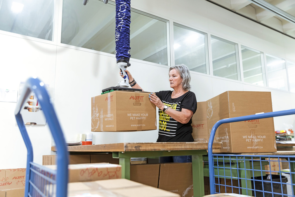 Nahrin employees pick up to 560 parcels a day for Anifit.